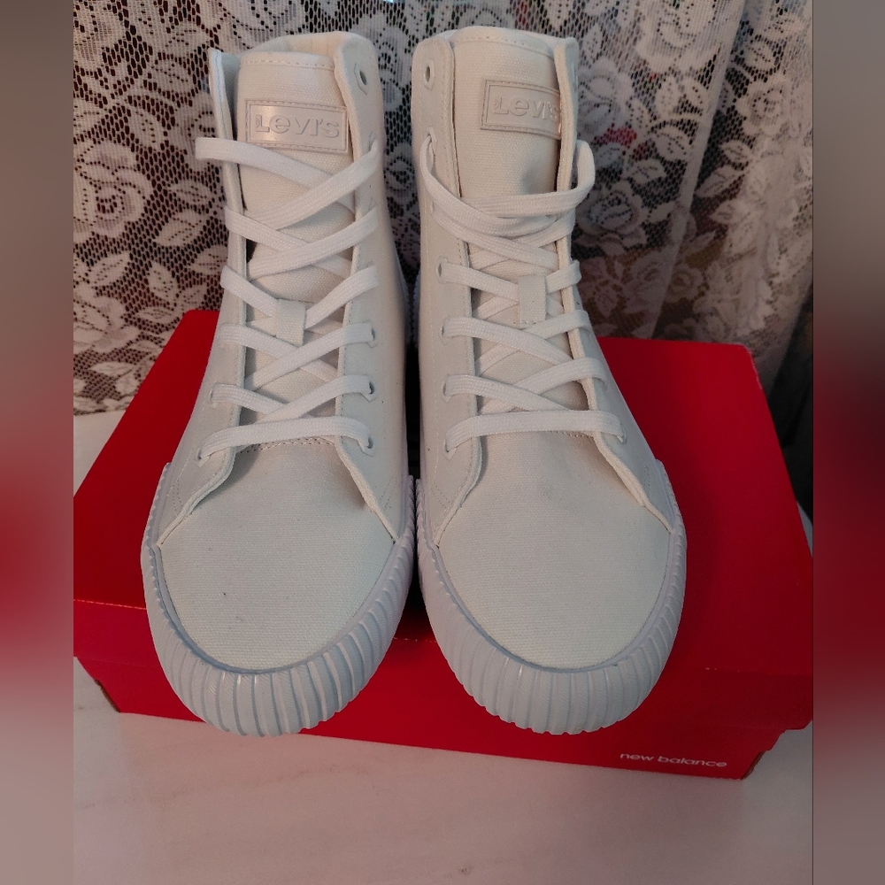 Levi's Classic White High-Tops Olivia CVS  Women Size 8.5 NWTags